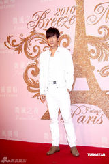 幻灯图：侯佩岑小洋装俏丽 白歆惠裙角飞扬