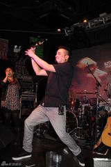 组图：恭硕良出碟感谢林忆莲 送给母亲作生日礼物