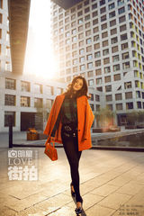 明星爱街拍：蒋欣冬日信步而行 暖阳下幸福洋溢