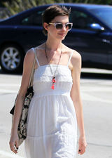 组图：安妮-海瑟薇街拍LOOK 吊带白裙清爽