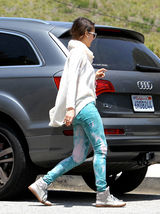 组图：杰西卡-阿尔芭全家野餐 女儿勾脖倒地表情囧