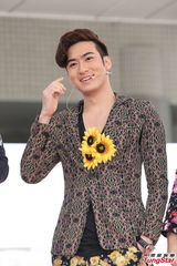 组图：何润东剃头为AK站台 现场学跳手指舞