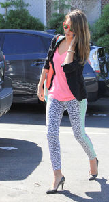 组图：杰西卡-阿尔芭街拍豹纹裤抢眼