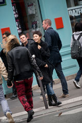 组图：袁泉漫步巴黎享受假日  街头演绎“雨中曲”
