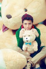 组图：黄智博圣诞卖萌 怀抱小熊祝福歌迷