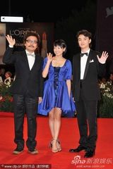 组图：《庸才》首映 堂富美蓝裙可爱臀部似鸡尾