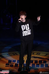 组图：萧敬腾穿休闲装为运动品牌开唱