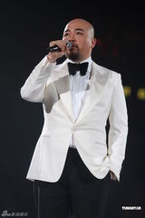 组图：黄伟文作品展落幕 陈奕迅何韵诗台上激吻