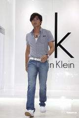 组图：贺军翔现身上海捞金 打造摩登时尚新造型