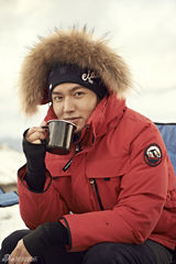 高清图：李敏镐拍广告吃雪堆雪人显天真烂漫