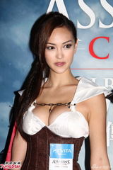 组图：香港名模JessicaC秀警钟乳疑露乳晕