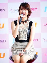 组图：韩歌手IU出道千日粉丝见面会 公主裙可爱俏皮