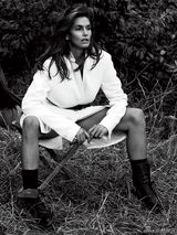 组图：47岁克劳馥情欲大片 酥胸半露与嫩男野战