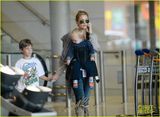 组图：凯特哈德森携子机场现身 小儿子叼奶嘴可爱