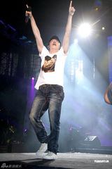 幻灯图：萧亚轩黄立行等献爱心 放声夕阳音乐会