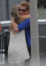 组图：哈里王子裸照门后现身 低调躲在公园