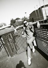 组图：黄觉初秋时尚街拍 奶爸潮范儿尽显