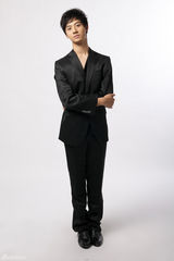 组图：赵文浩拍绅士写真 黑色西装展全新自我