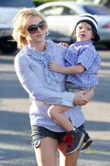 组图：布兰妮携子出游 小杰登戴帽显潮范儿