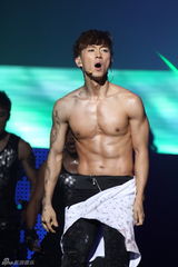 高清图：张佑赫狂学小沈阳笑全场 与莫文蔚贴身热舞