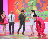 组图：迟帅回《小神龙》做评委台上热舞