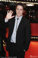 组图：《雪崩王子》首映 导演携主演亮相红毯