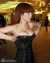 组图：柳岩罕见旧照曝光 性感难寻被疑整容