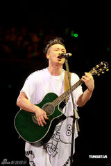 幻灯图：陈奕迅个唱雷人造型不断 否认与妻子离婚