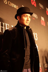 组图：钟汉良锦荣亮相年度人物颁奖礼