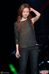 组图：陈绮贞红馆开唱 火红礼服上演女女热吻