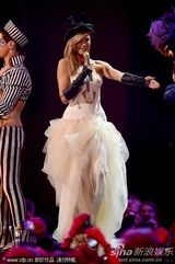 组图：海蒂-克鲁姆遭两猛男露屁股蛋“夹击”