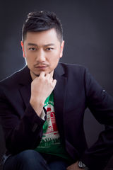 组图：张洪睿魅影写真 清新不失刚毅