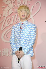 组图：Henry出专辑会粉丝 陪“老婆”过情人节