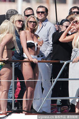 组图：莱昂纳多携比基尼女郎游艇出海享艳福