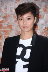 组图：何韵诗帅气亮相开心入围金马奖