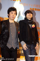 幻灯组图：李宇春韩红不务正业聊火锅 王蓉容貌大变