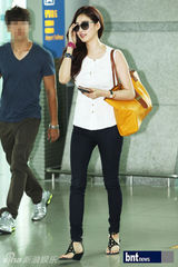 组图：金莎朗现身机场 赴LA参加传教活动