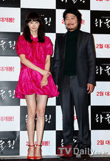 高清组图：李娜英宋康昊牵手宣传新片《Howling》