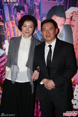 组图：杜汶泽西装登台说秀 夫妻当众热吻