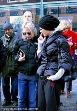 幻灯图：余男素颜现身柏林街头 与齐薇格亲热午餐