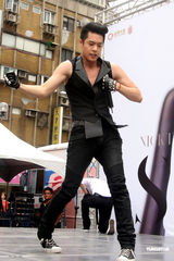 组图：周汤豪露胸答谢歌迷 廖晓乔贴心按摩