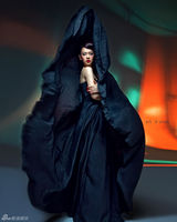 高清组图：戚薇圣诞大片曝光 黑色花朵温暖绽放