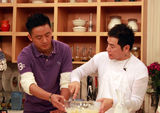 组图：李坤霖上烹饪节目 T恤牛仔休闲装扮秀厨艺