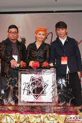 组图：孙燕姿橙发亮眼披黄金甲 许美静助阵