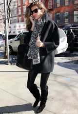 组图：邦臣黑衣出街修身LOOK 老公带爱子吃披萨