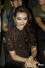 组图：周冬雨闪亮小洋装看秀 心情大好微笑放电