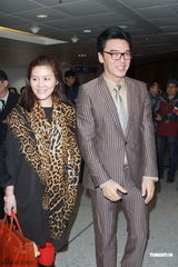 组图：关菊英徐子珊任赛马嘉宾 谭咏麟和好友相聚