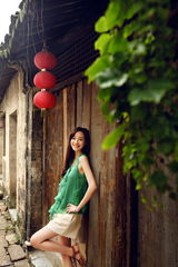 组图：韩雪漫步江南小镇 轻纱长裙显清新动人