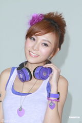 组图：何佩瑜陈静仪拍广告 背心热裤活力上阵