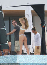 组图：三超模海边拍内衣大片 翘臀火辣撩人